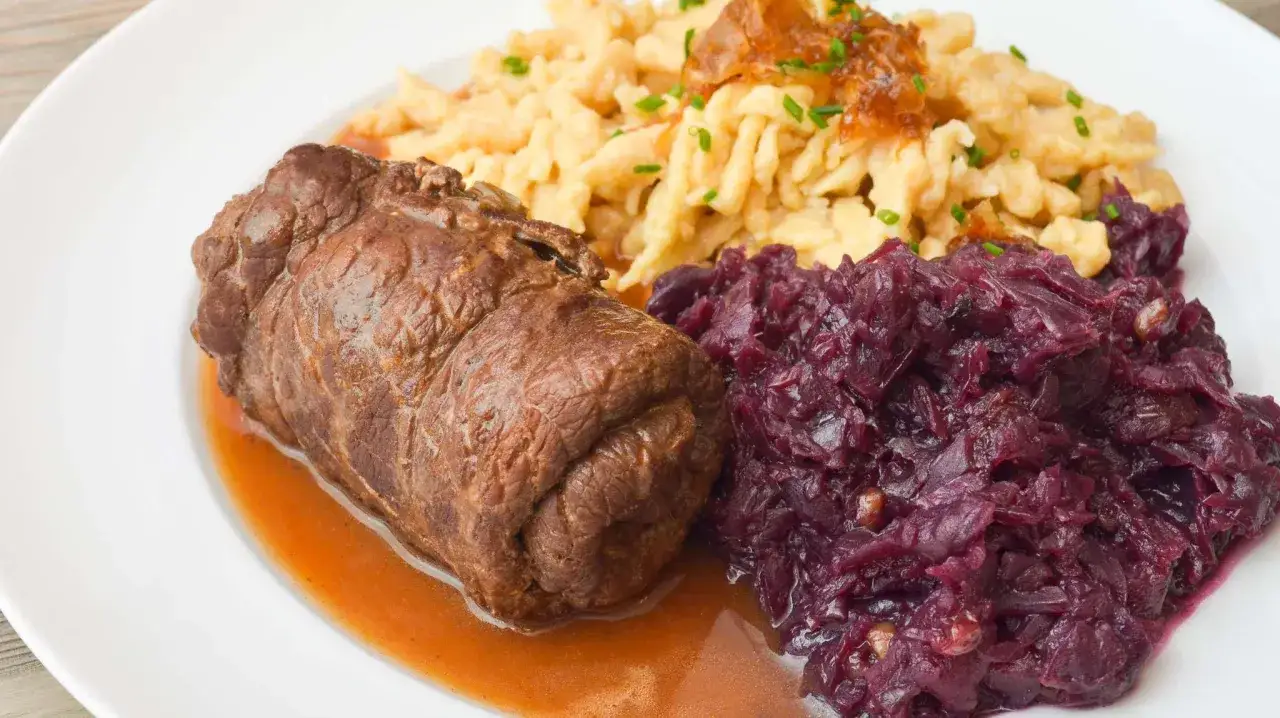 Rinderroulade mit Spätzle und Rotkohl. Für Rinderrouladen welches Fleisch am besten ist, ist eine Frage der Zartheit und des Geschmacks.