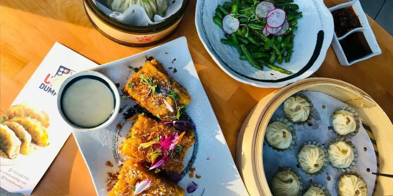 Knusprige Gyoza als Beilage, daneben gedämpfte Teigtaschen, grüne Bohnen und ein Dip.
