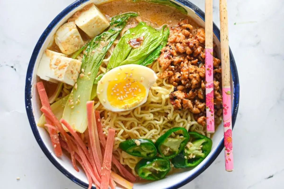 Herzhaftes Miso Ramen mit Tofu, Ei, Hackfleisch und Gemüse. Ein Genuss für alle Sinne!