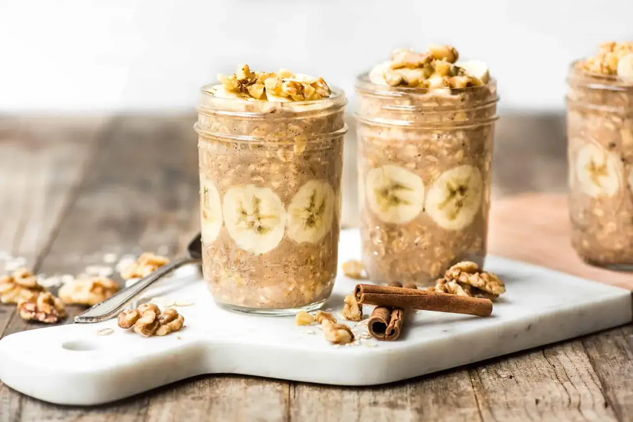 Gesundes Bananenbrot-Rezept: Haferflocken-Overnight-Oats im Glas mit Bananenscheiben, Nüssen und Zimt. Perfekt für ein nahrhaftes Frühstück.