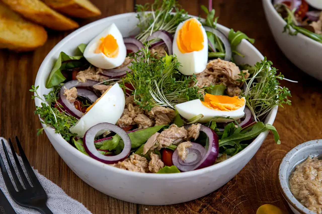 Thunfischsalat mit Ei, Zwiebeln und Kresse. Ein einfaches Gericht, das zu vielen Thunfischsalat Rezepten passt.