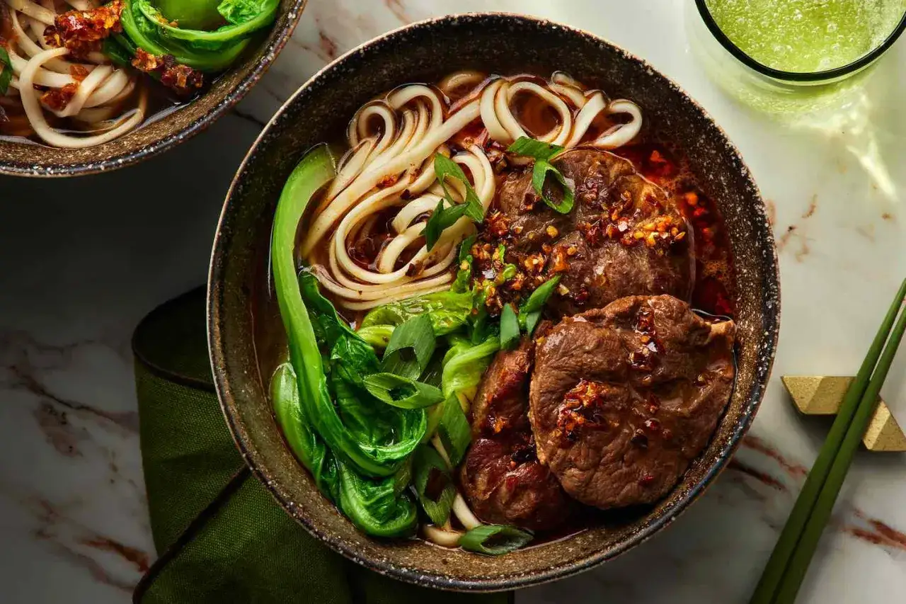 Herzhafte taiwanese beef noodle soup mit zarten Rindfleischstücken, dicken Nudeln und knackigem Pak Choi.