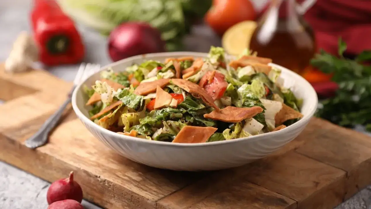Frischer Fattoush Salat mit knusprigem Pitabrot, Tomaten und Kräutern. Ein tolles Fattoush Rezept für den Sommer.