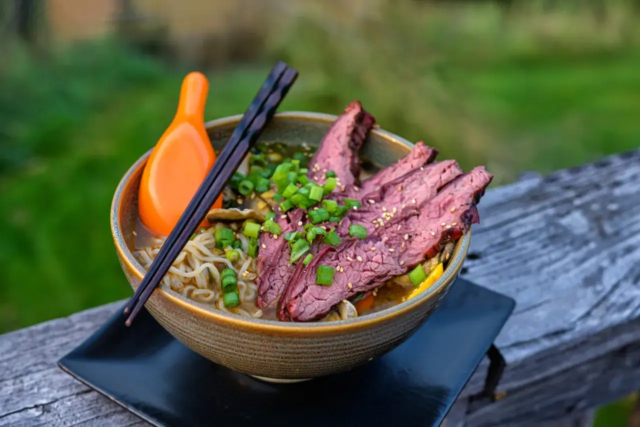 Herzhaftes Miso Ramen mit zartem Rindfleisch, garniert mit Frühlingszwiebeln und Sesam. Ein Genuss für die Sinne.