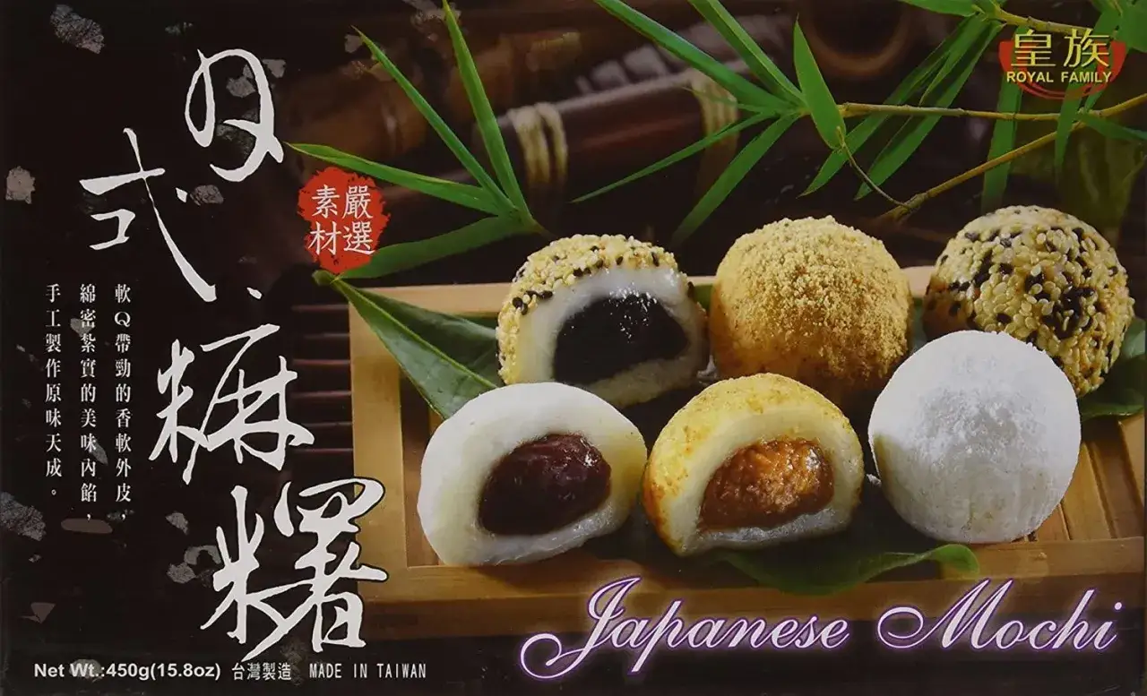 Verschiedene japanische Mochi-Reiskuchen mit Füllungen wie roter Bohnenpaste und Erdnussbutter, bestreut mit Sesam oder gemahlenen Nüssen.