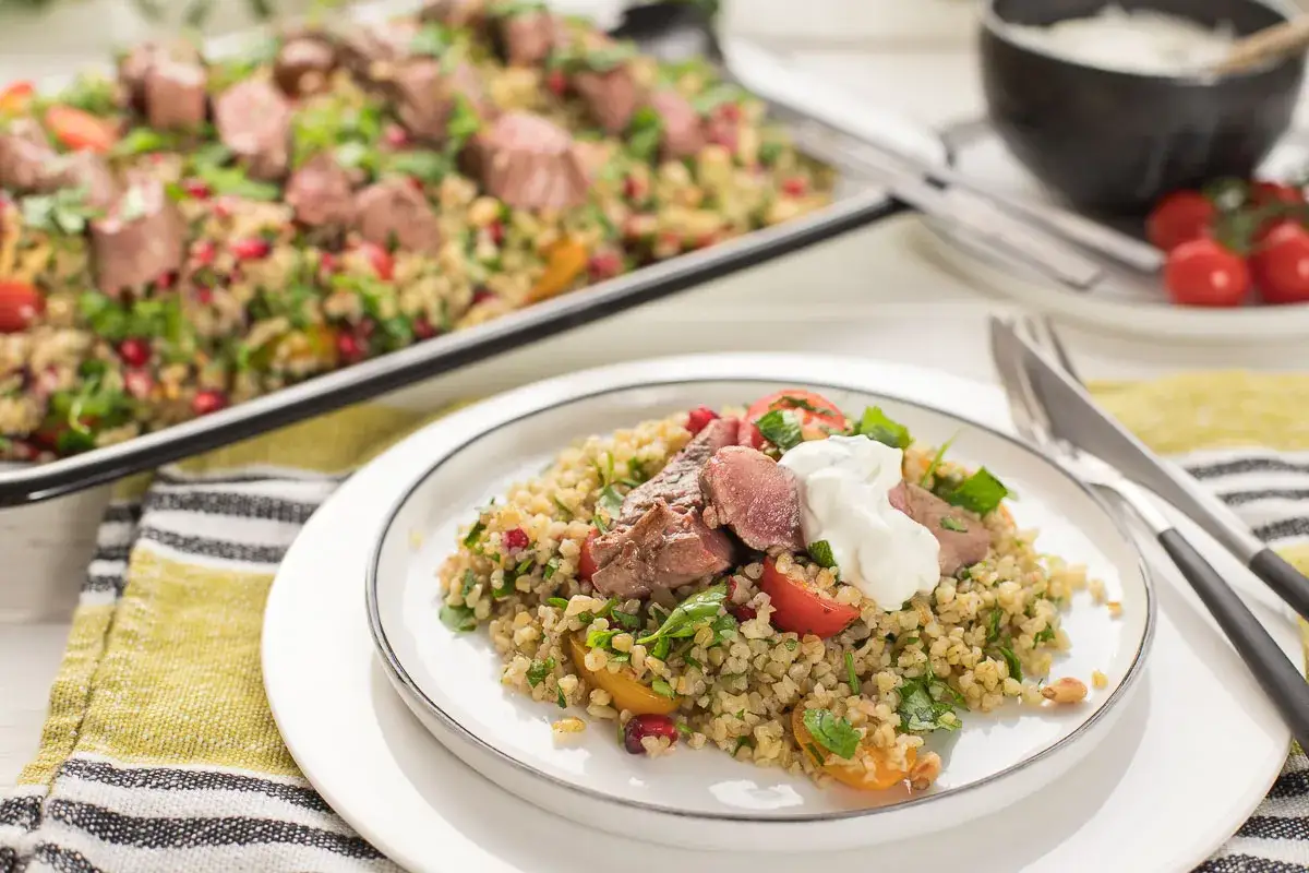Ein herzhafter Bulgursalat mit Lammfleisch, Granatapfelkernen und Kr&auml;utern. Dieser Salat ist eine k&ouml;stliche Antwort auf die Frage: welcher Salat passt zu Lamm.