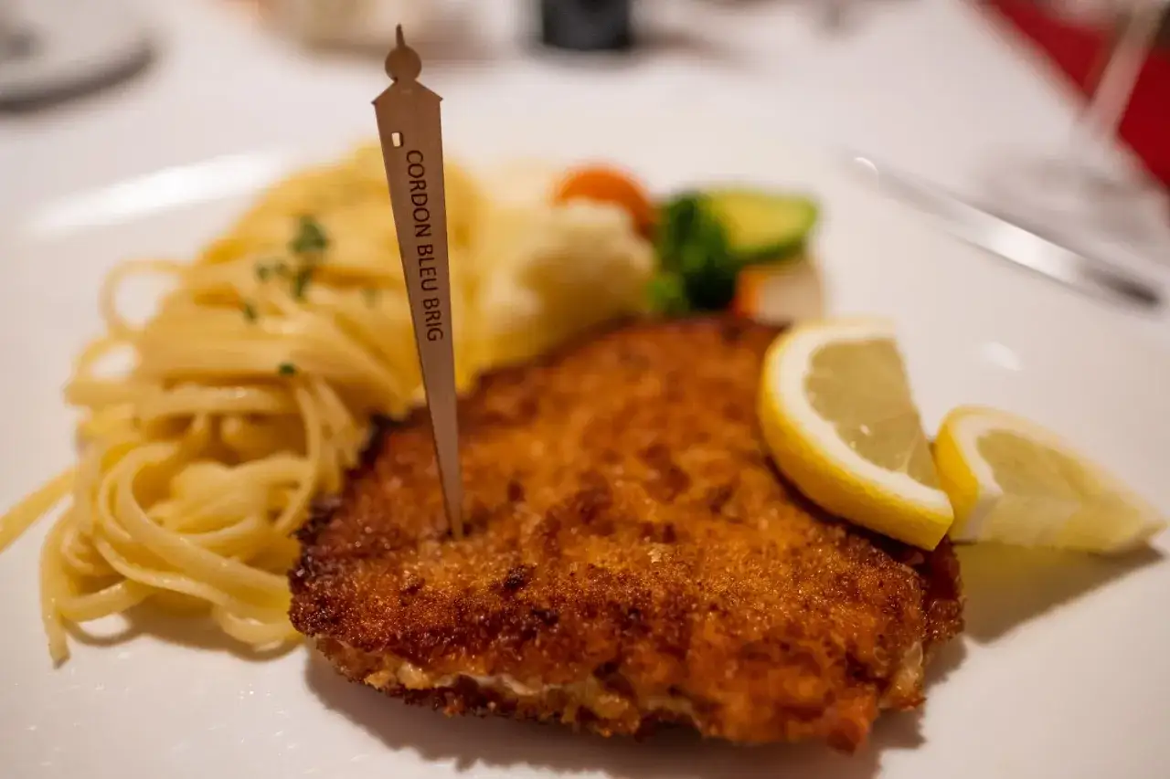 Cordon Bleu mit Pasta und Gem&uuml;se, ein Holzspie&szlig; mit 