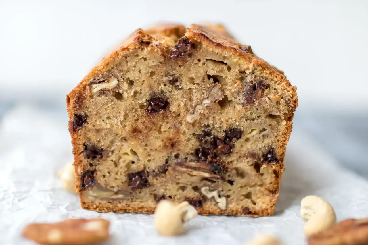 Saftiges Bananenbrot mit Schokost&uuml;ckchen und N&uuml;ssen, perfekt zum Fr&uuml;hst&uuml;ck oder als Snack. Ein Hauch von Skyr macht es extra cremig.