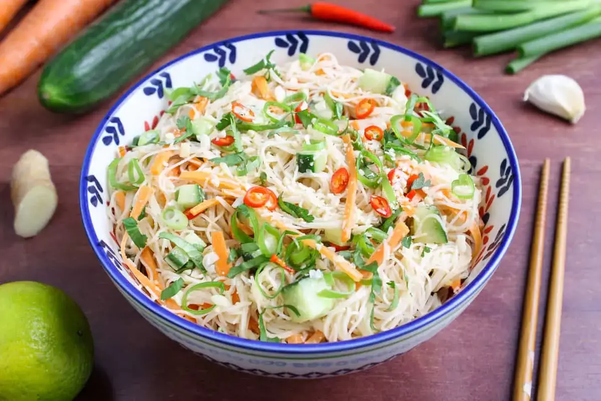 Frischer Reisnudelsalat mit Karotten, Gurken, Fr&uuml;hlingszwiebeln und Chili. Ein leichtes und leckeres Rezept.