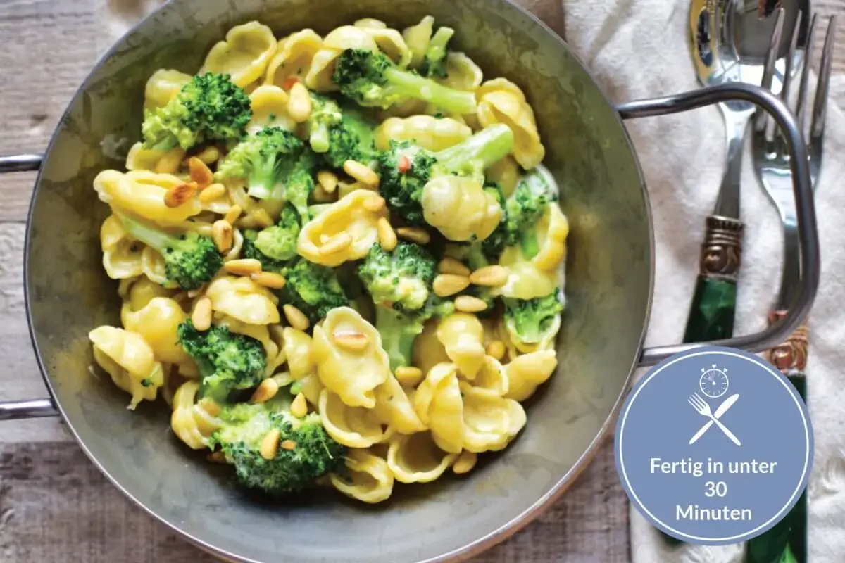 Pasta mit Brokkoli und Pinienkernen, ein schnelles italienisches Gericht, serviert in einer Metallschüssel.