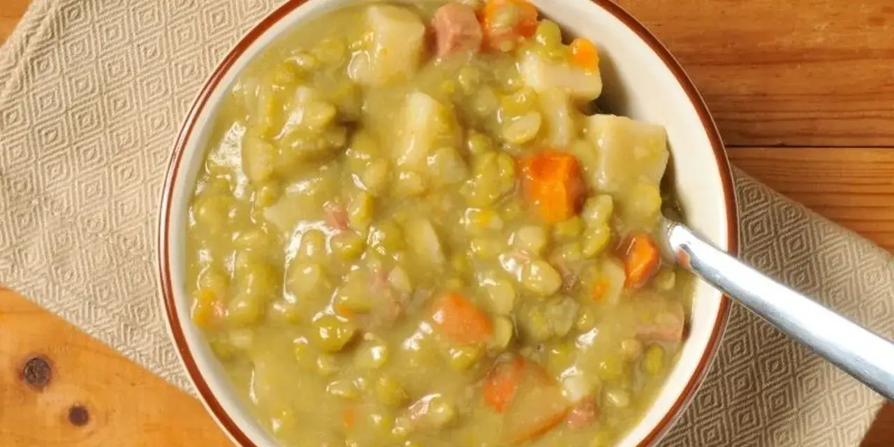 Eine Sch&uuml;ssel mit herzhafter Erbsensuppe, auch bekannt als 