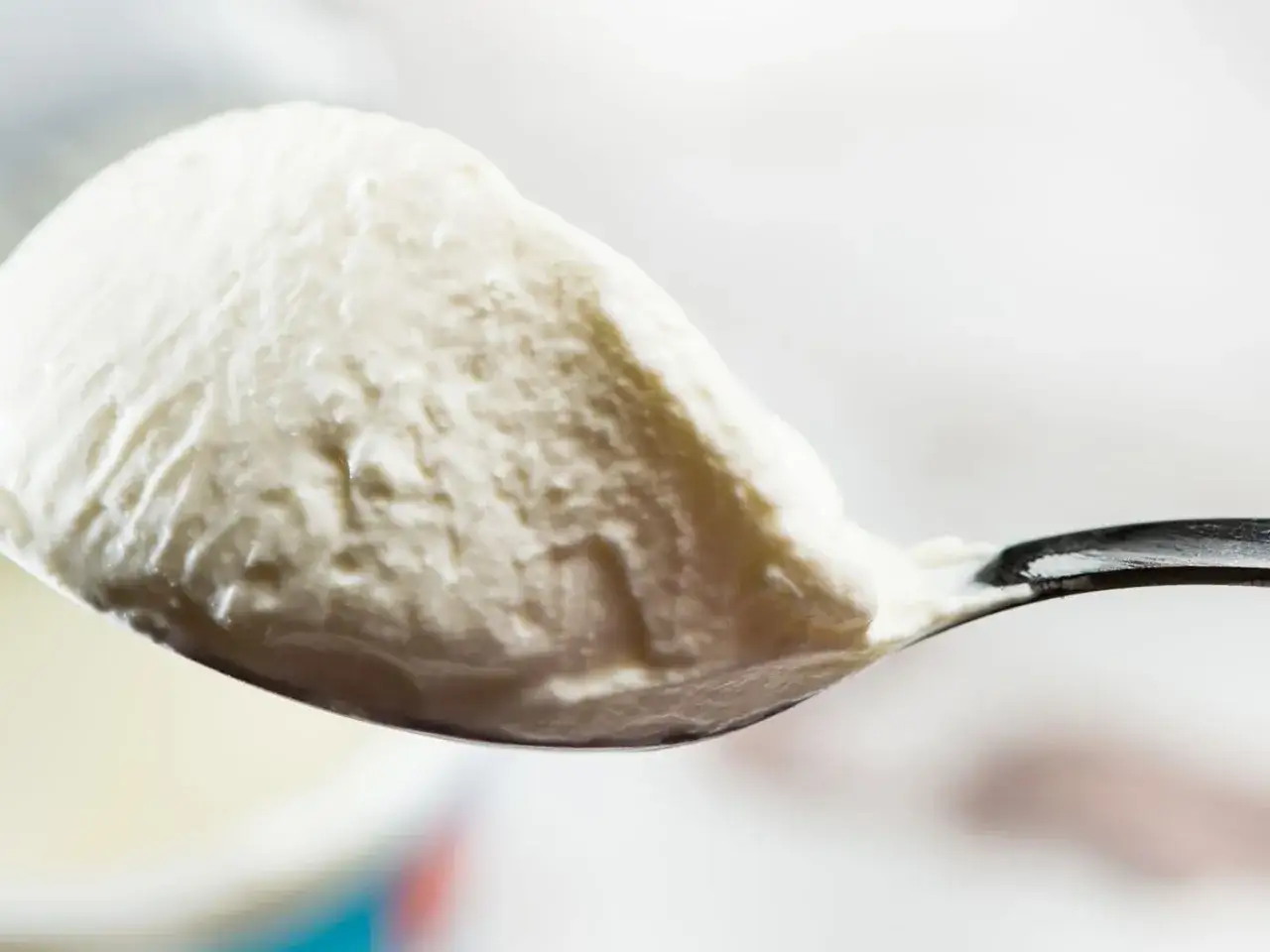 Ein L&ouml;ffel voller cremiger Masse, ideal als Ersatz, wenn man mal keine Creme fra&icirc;che zur Hand hat.