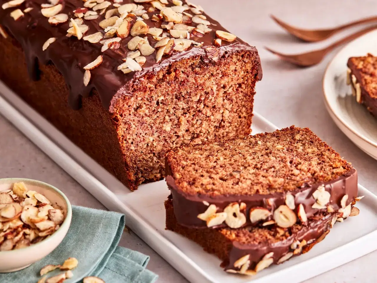 Saftiger Kuchen zuckerfrei, überzogen mit Schokolade und garniert mit gehackten Nüssen. Ein Genuss für alle Sinne.