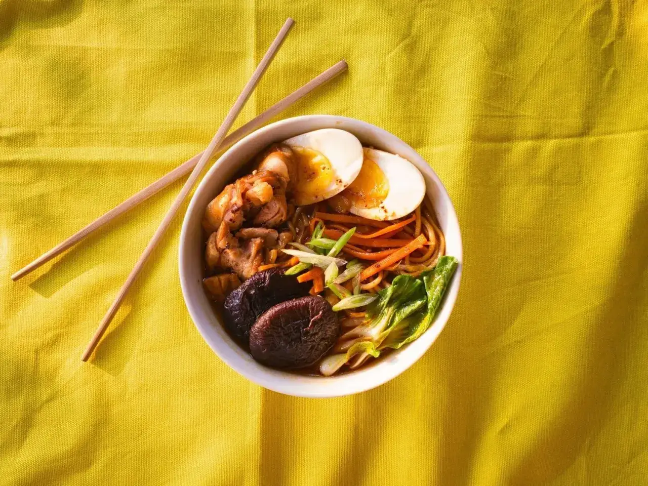 Sch&uuml;ssel mit Ramen, H&uuml;hnchen, Ei und Gem&uuml;se. Perfekt f&uuml;r schnelle japanische Gerichte.