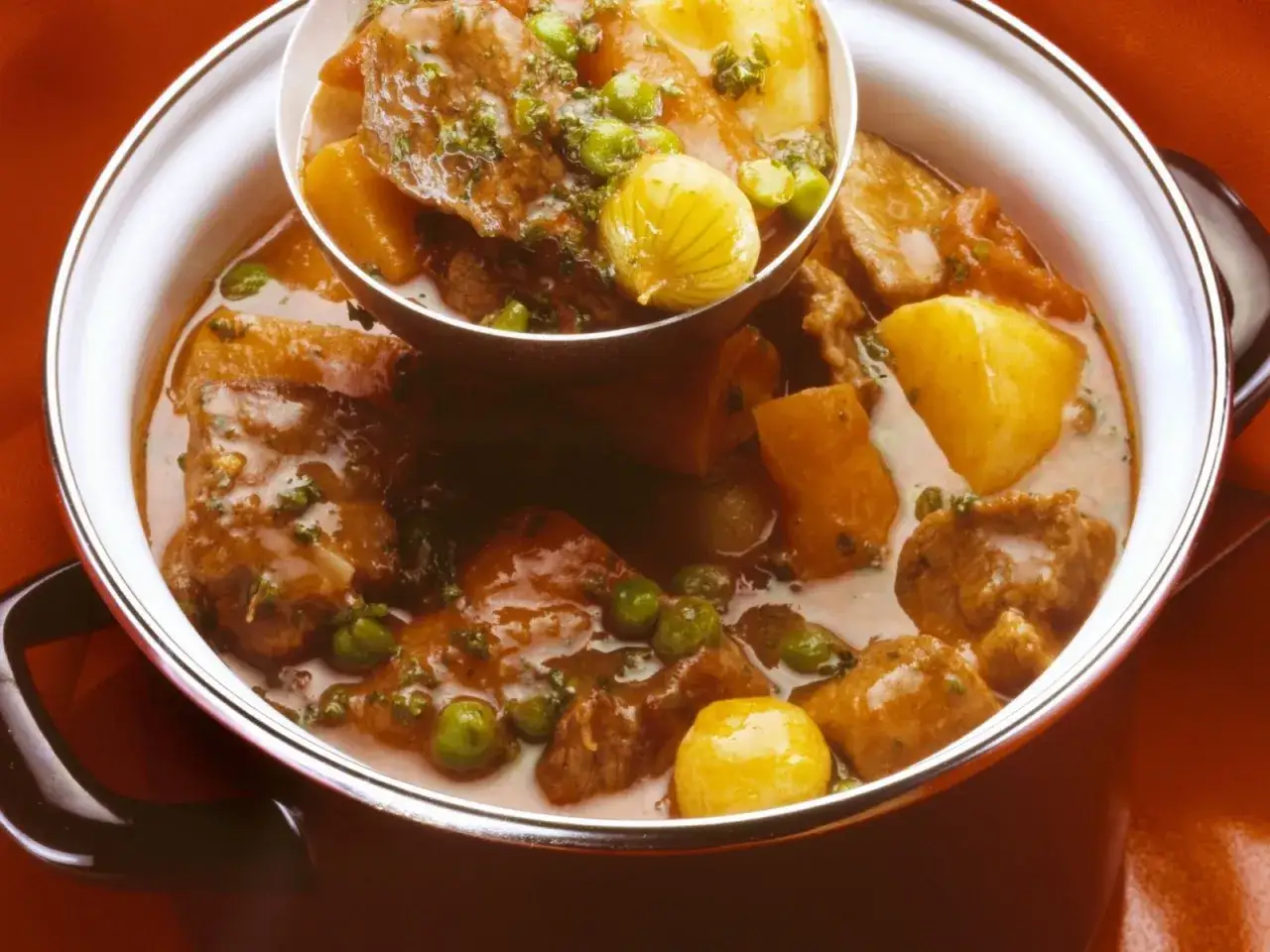 Herzhafter Irish Stew mit zarten Fleischst&uuml;cken, Kartoffeln und Erbsen in einer reichhaltigen Sauce.
