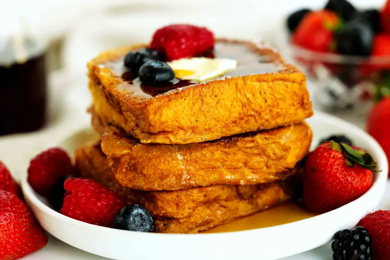 Gestapelte Brioche French Toast mit Beeren und Sirup. Ein köstlicher Start in den Tag!