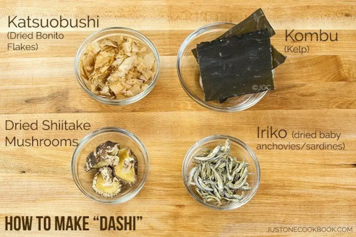 Vier Schalen mit Zutaten f&uuml;r Dashi: Katsuobushi, Kombu, getrocknete Shiitake-Pilze und Iriko.