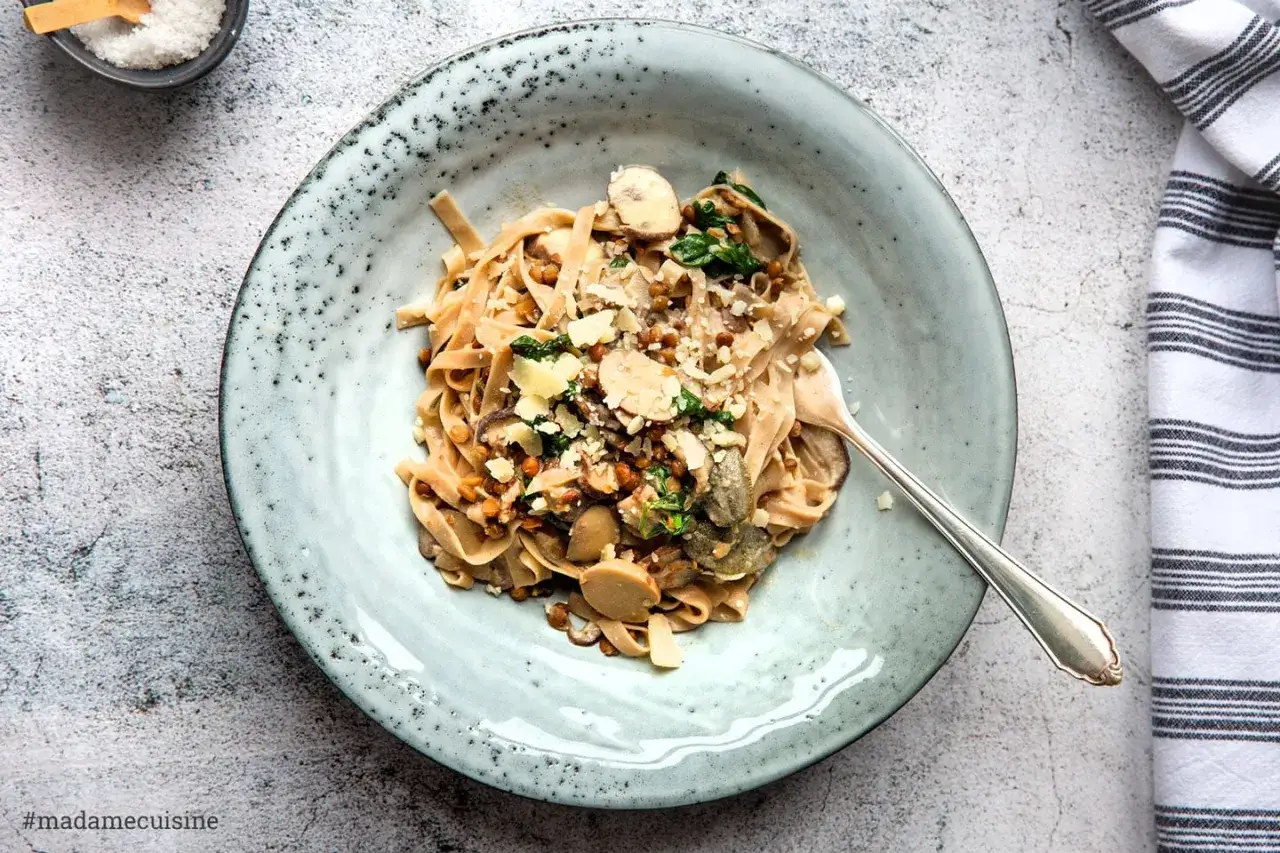 Herzhaftes Linsen Pilz Ragout mit Bandnudeln, garniert mit Parmesan. Ein Genuss für jeden Tag.