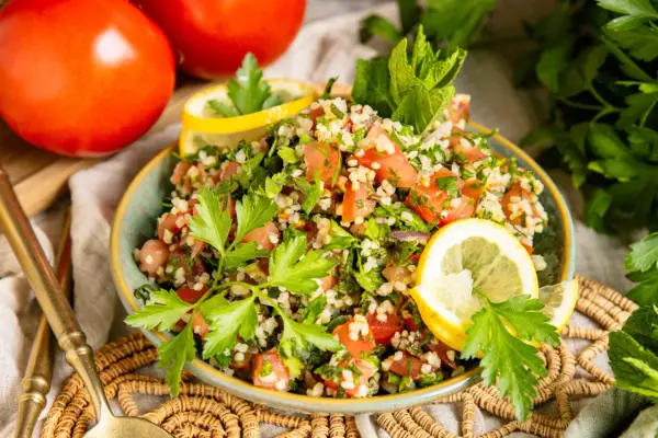 Frischer Tabbouleh Salat, ein authentisches Rezept, garniert mit Petersilie und Zitrone. Perfekt für ein leichtes Mittagessen.
