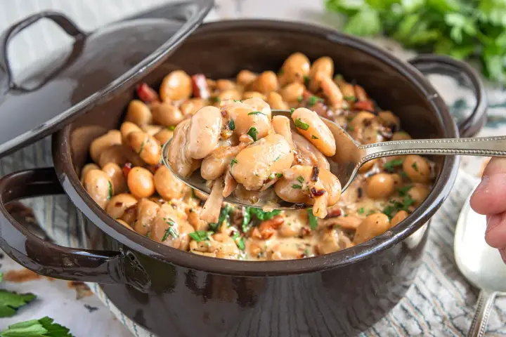 Cremige dicke Bohnen frisch aus dem Topf, ein köstliches Rezept für ein herzhaftes Gericht.